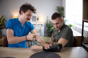 Proteza za ruku – različite vrste i funkcionalnost, uključujući mioelektrične, mehaničke i kozmetičke proteze