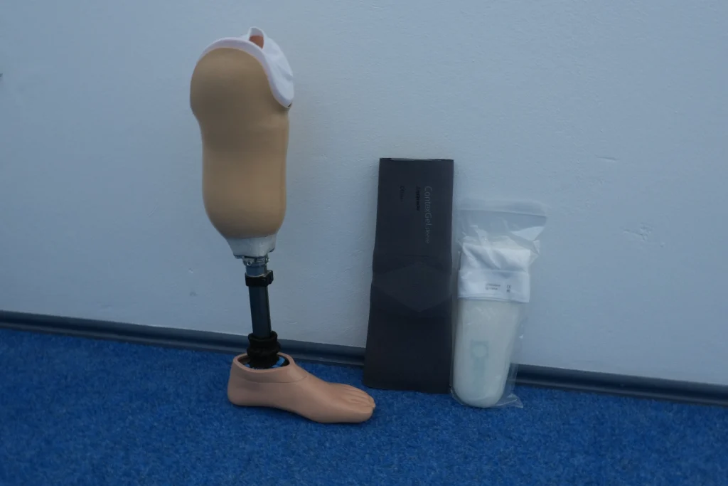 Potkolena proteza namenjena starijim korisnicima za sigurno i stabilno kretanje