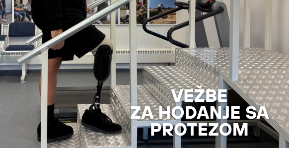 Osoba sa protezom za nogu (ispod i iznad kolena) izvodi vežbe za hodanje i poboljšanje stabilnosti.